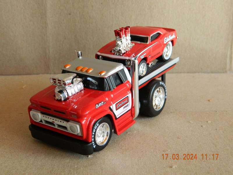 MAISTO -  02 - MUSCLE MACHINES -  CHEVROLET C60 FLATBED AND CHEVROLET CAMARO CAR