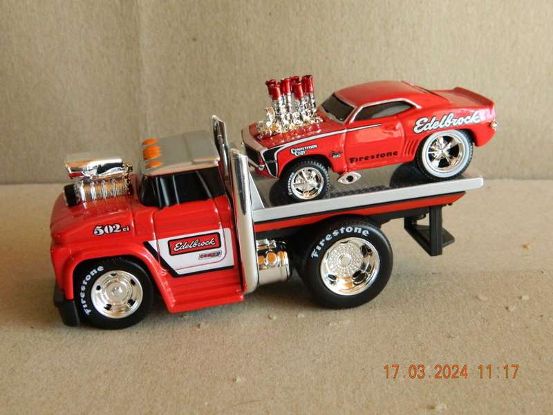 MAISTO -  02 - MUSCLE MACHINES -  CHEVROLET C60 FLATBED AND CHEVROLET CAMARO CAR