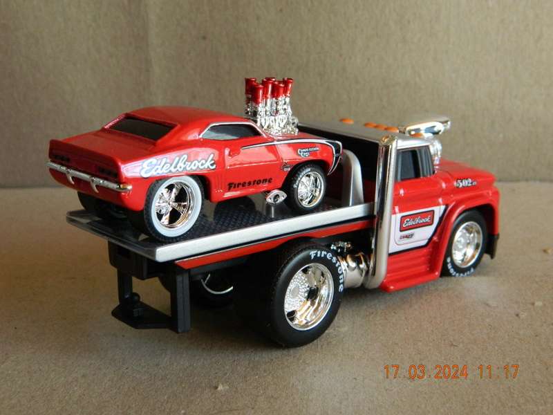 MAISTO -  02 - MUSCLE MACHINES -  CHEVROLET C60 FLATBED AND CHEVROLET CAMARO CAR