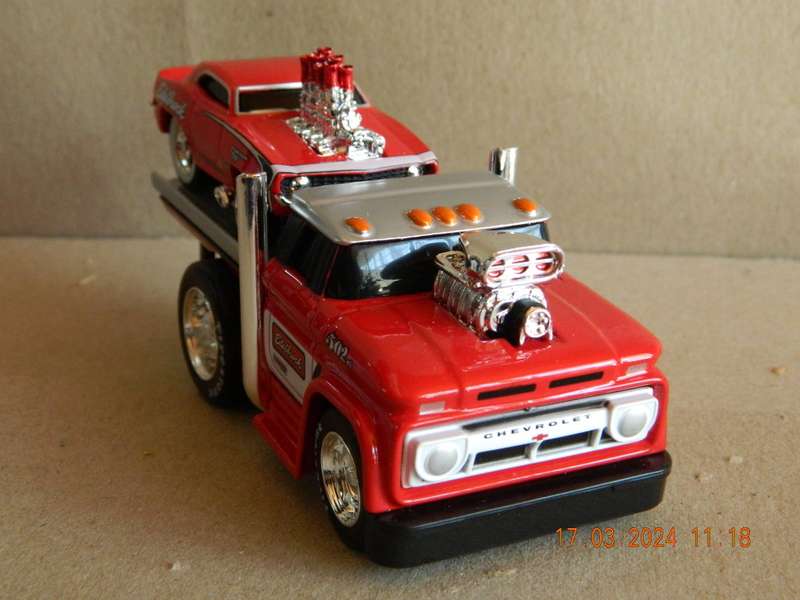 MAISTO -  02 - MUSCLE MACHINES -  CHEVROLET C60 FLATBED AND CHEVROLET CAMARO CAR