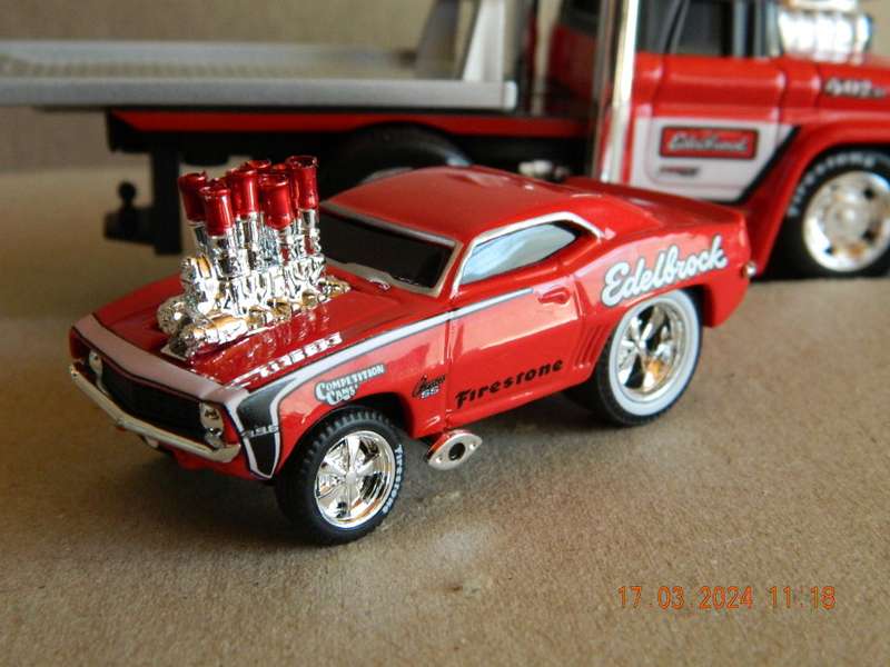 MAISTO -  02 - MUSCLE MACHINES -  CHEVROLET C60 FLATBED AND CHEVROLET CAMARO CAR
