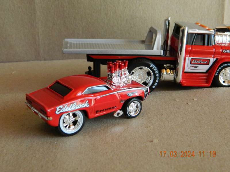 MAISTO -  02 - MUSCLE MACHINES -  CHEVROLET C60 FLATBED AND CHEVROLET CAMARO CAR