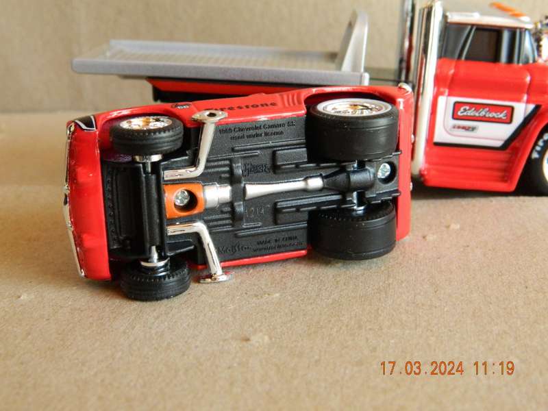 MAISTO -  02 - MUSCLE MACHINES -  CHEVROLET C60 FLATBED AND CHEVROLET CAMARO CAR