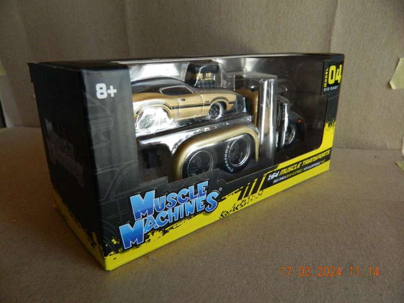 MAISTO -  04 - MUSCLE MACHINES - MACK FLATBED AND OLDSMOBILE CAR