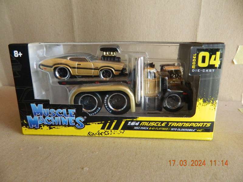 MAISTO -  04 - MUSCLE MACHINES - MACK FLATBED AND OLDSMOBILE CAR