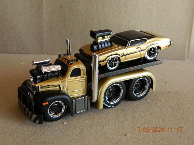 MAISTO -  04 - MUSCLE MACHINES - MACK FLATBED AND OLDSMOBILE CAR