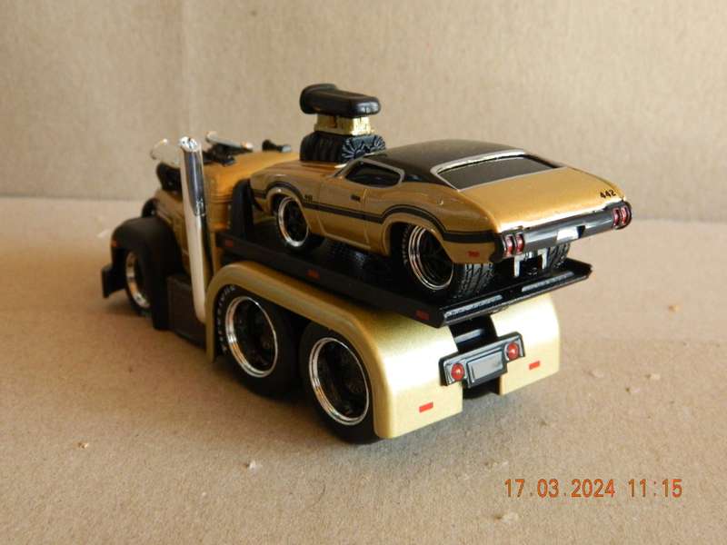 MAISTO -  04 - MUSCLE MACHINES - MACK FLATBED AND OLDSMOBILE CAR