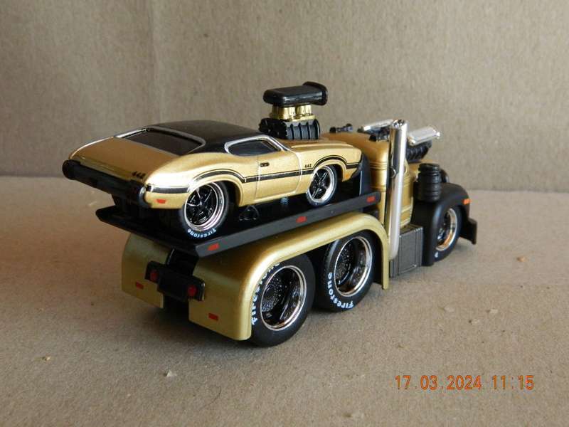 MAISTO -  04 - MUSCLE MACHINES - MACK FLATBED AND OLDSMOBILE CAR