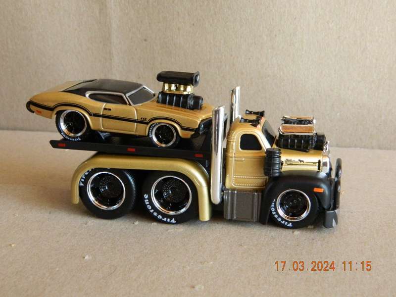 MAISTO -  04 - MUSCLE MACHINES - MACK FLATBED AND OLDSMOBILE CAR