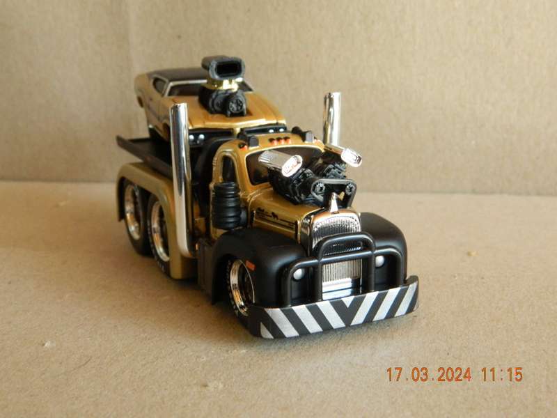MAISTO -  04 - MUSCLE MACHINES - MACK FLATBED AND OLDSMOBILE CAR