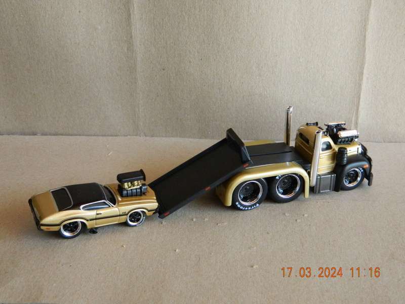 MAISTO -  04 - MUSCLE MACHINES - MACK FLATBED AND OLDSMOBILE CAR