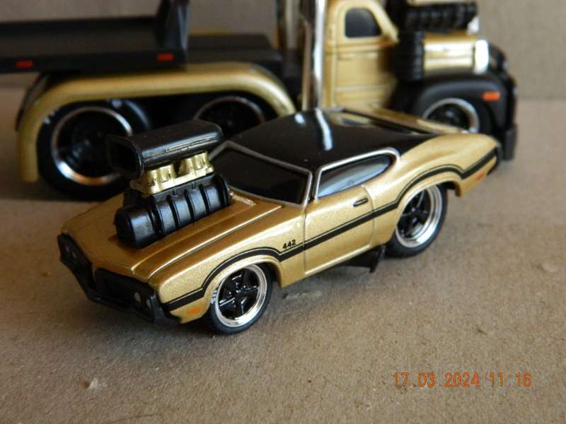 MAISTO -  04 - MUSCLE MACHINES - MACK FLATBED AND OLDSMOBILE CAR