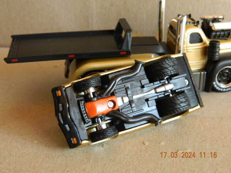 MAISTO -  04 - MUSCLE MACHINES - MACK FLATBED AND OLDSMOBILE CAR