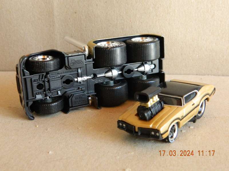 MAISTO -  04 - MUSCLE MACHINES - MACK FLATBED AND OLDSMOBILE CAR