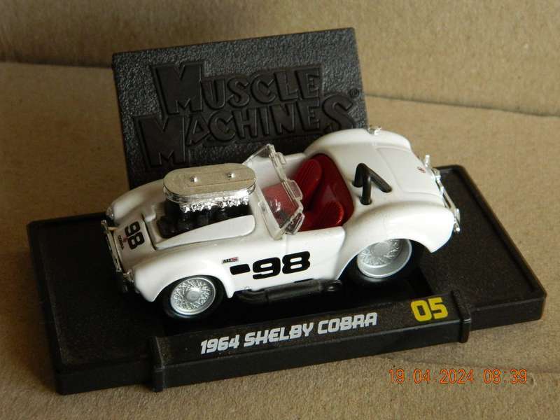 MAISTO -  05  -  MUSCLE MACHINES -  1964  SHELBY COBRA