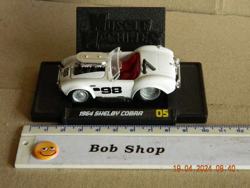 MAISTO -  05  -  MUSCLE MACHINES -  1964  SHELBY COBRA