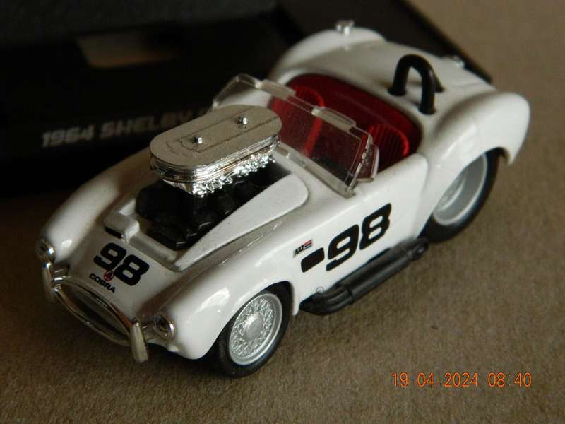 MAISTO -  05  -  MUSCLE MACHINES -  1964  SHELBY COBRA