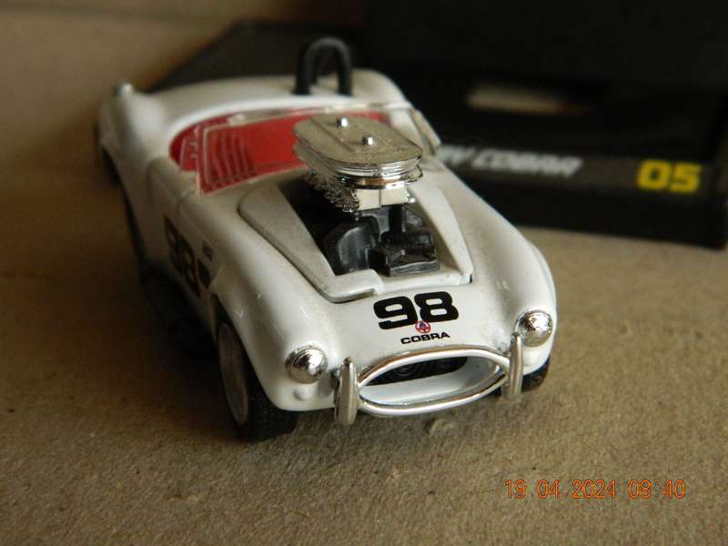 MAISTO -  05  -  MUSCLE MACHINES -  1964  SHELBY COBRA