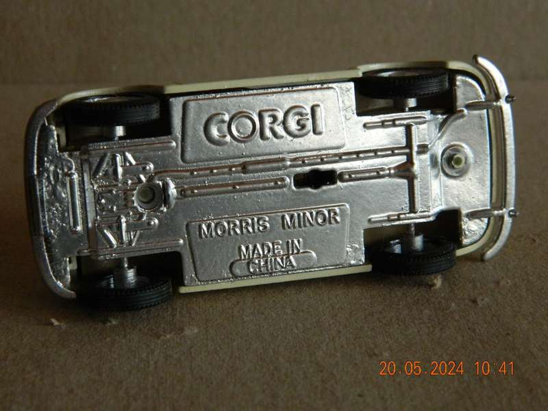 CORGI TOYS  -   MORRIS MINOR