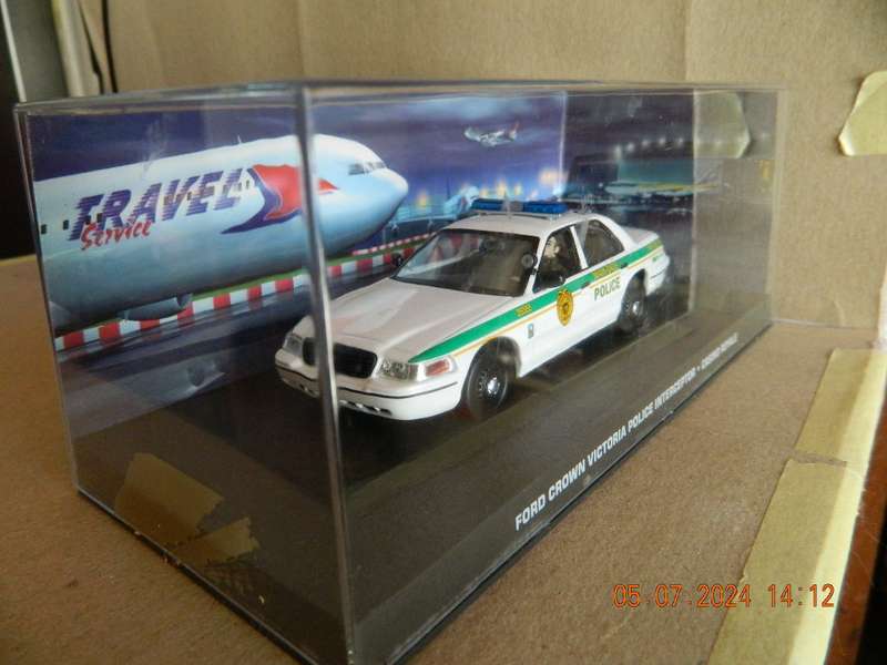 UNIVERSAL HOBBIES -  JAMES BOND 007 -  FORD CROWN VICTORIA POLICE INTERCEPTOR - CASINO ROYALE