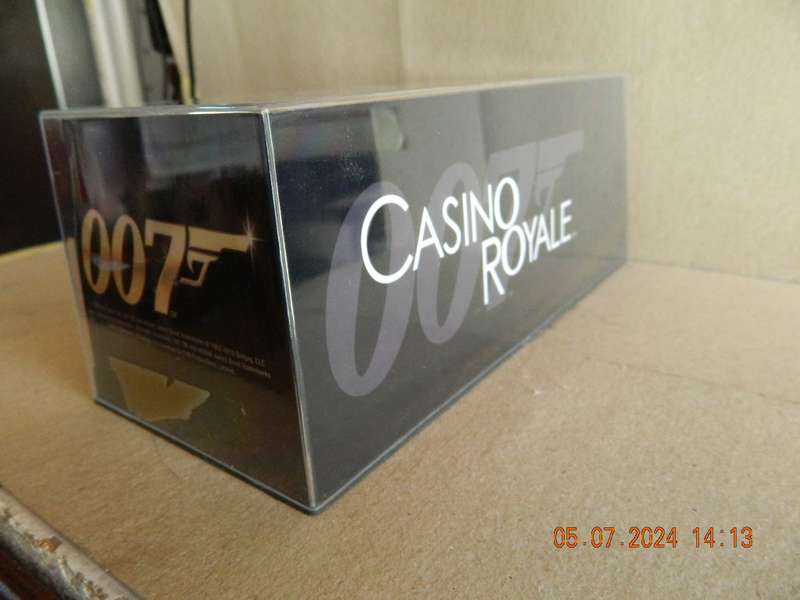 UNIVERSAL HOBBIES -  JAMES BOND 007 -  FORD CROWN VICTORIA POLICE INTERCEPTOR - CASINO ROYALE