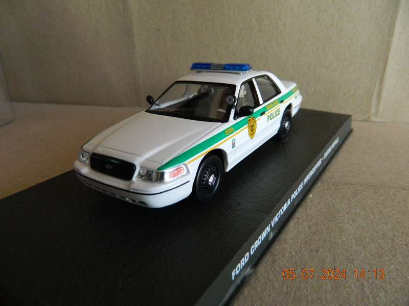 UNIVERSAL HOBBIES -  JAMES BOND 007 -  FORD CROWN VICTORIA POLICE INTERCEPTOR - CASINO ROYALE