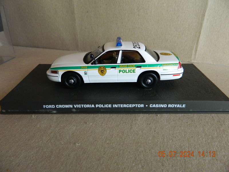 UNIVERSAL HOBBIES -  JAMES BOND 007 -  FORD CROWN VICTORIA POLICE INTERCEPTOR - CASINO ROYALE