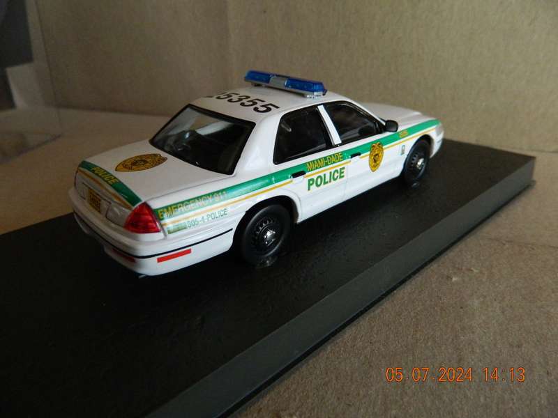 UNIVERSAL HOBBIES -  JAMES BOND 007 -  FORD CROWN VICTORIA POLICE INTERCEPTOR - CASINO ROYALE