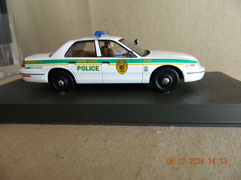 UNIVERSAL HOBBIES -  JAMES BOND 007 -  FORD CROWN VICTORIA POLICE INTERCEPTOR - CASINO ROYALE