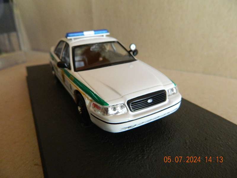 UNIVERSAL HOBBIES -  JAMES BOND 007 -  FORD CROWN VICTORIA POLICE INTERCEPTOR - CASINO ROYALE