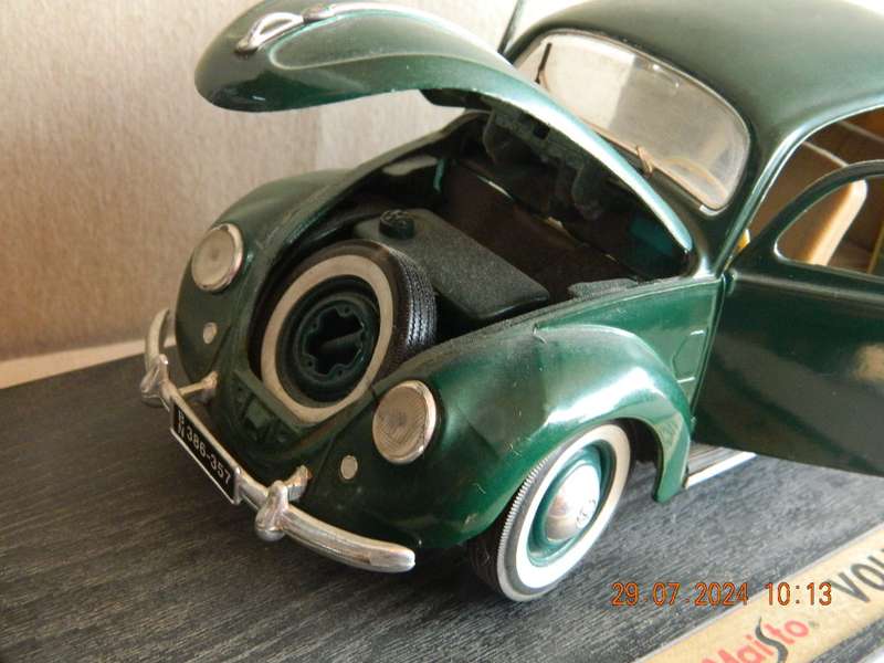 MAISTO  -  1951 - VOLKSWAGEN -  1- 18 SCALE