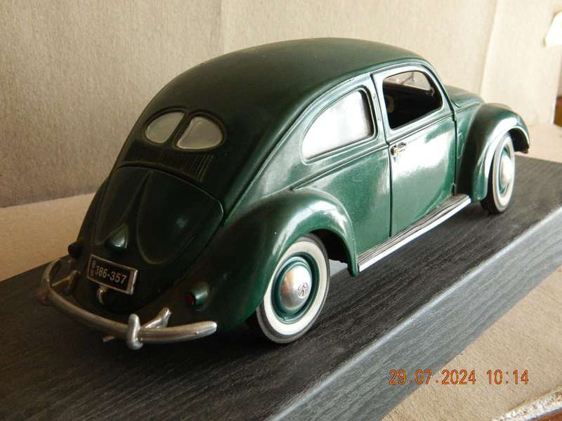 MAISTO  -  1951 - VOLKSWAGEN -  1- 18 SCALE