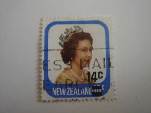 1979 NZ - QE II 14 c on 10 c used, stamped