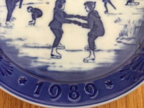 ROYAL COPENHAGEN CHRISTMAS PLATE "THE OLD SKATING POND" 1989