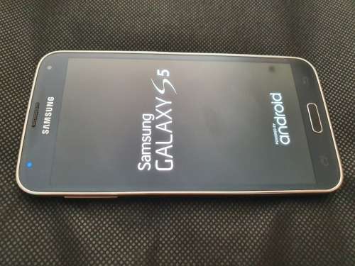 Samsung Galaxy S5 with 4 Covers