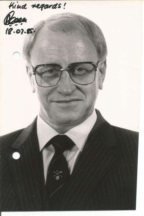 THEMATIC POLITICS - PHOTOGRAPH OF ADRIAAN VLOK MINISTER DEFENCE SIGNED BY HIM WITH LETTER