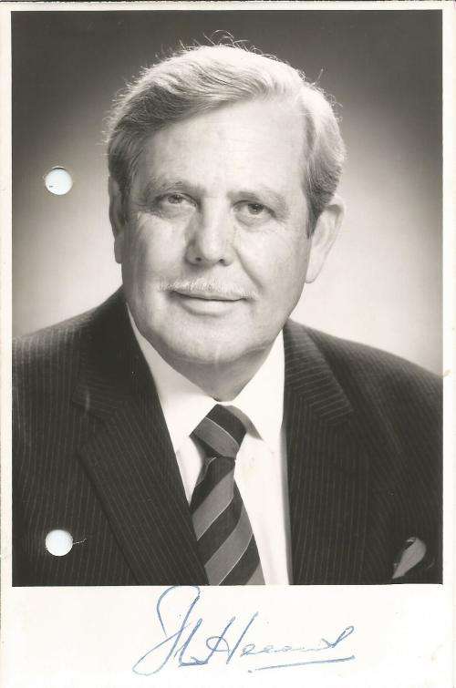 THEMATIC POLITICS - PHOTOGRAPH OF FORMER STATE PRESIDENT JC HEUNIS SIGNED BY HIM WITH LETTER