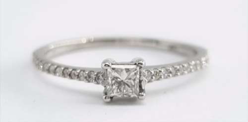 18CT White Gold Diamond Ring