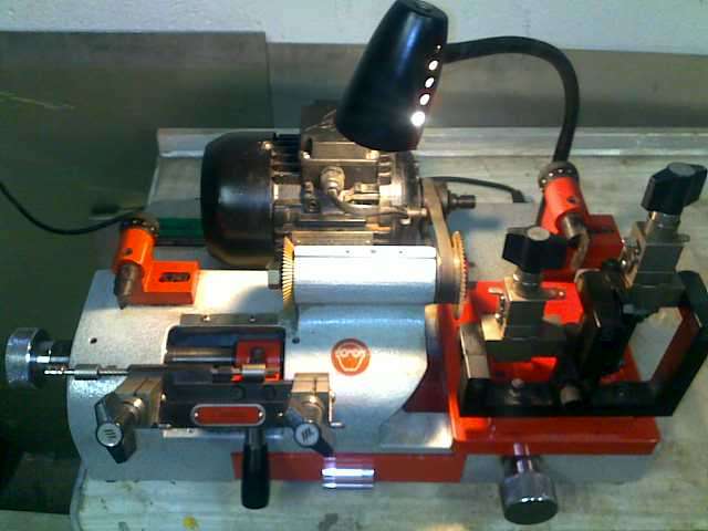 MODERN KEY CUTTING MACHINE