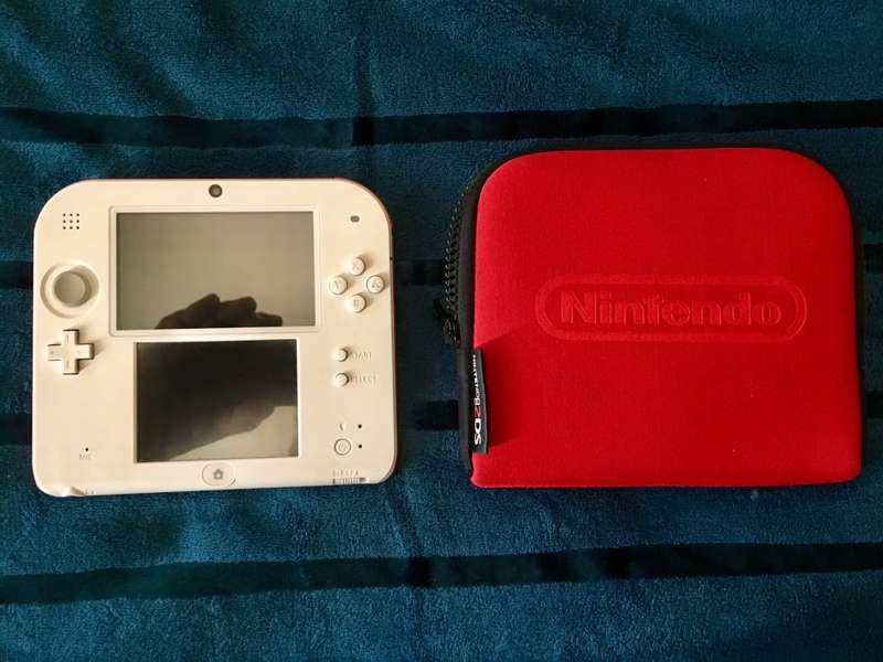 red & white Nintendo 2DS console with pouch (EUR)