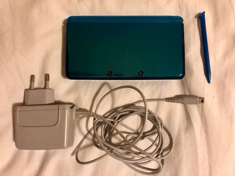 aqua blue Nintendo 3DS console with 16 games (EUR)