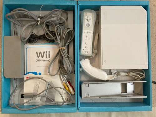 white Nintendo Wii console complete
