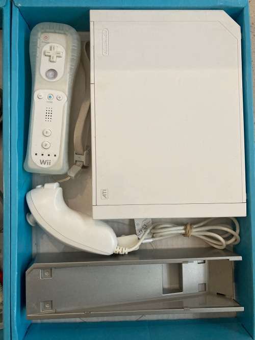 white Nintendo Wii console complete