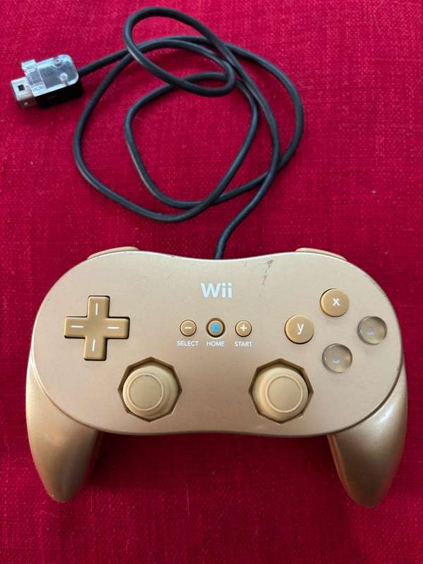 Gold Nintendo Wii Classic Controller Pro (Limited Edition)
