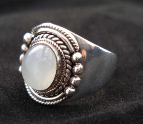GORGEOUS MOONSTONE RING SET IN SOLID STERLING SILVER .925 s 7.5