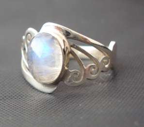 BEAUTIFUL FILIGREE RAINBOW MOONSTONE RING SET IN SOLID STERLING SILVER .925 S" P"