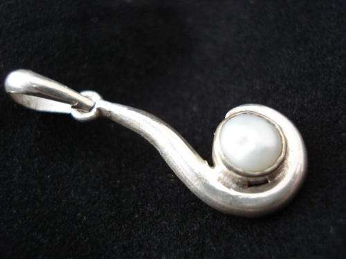 FRESH WATER PEARL SET IN STERLING SILVER hand made