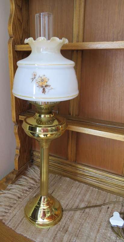 VINTAGE BRASS ELECTRIC OIL LAMP in PRISTINE CONDITION !!
