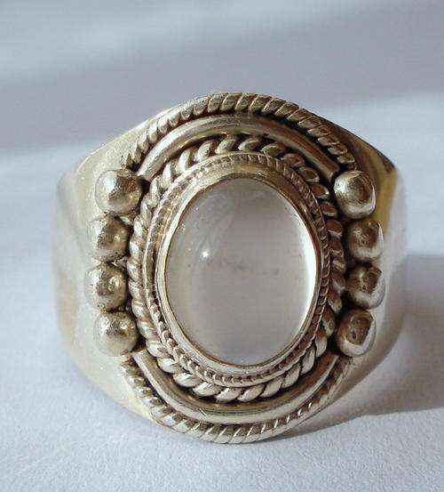 ** ELEGANT MOONSTONE RING SET IN STERLING SILVER.925** s " P "