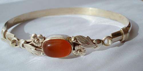 **STUNNING CARNELIAN BANGLE SET IN STERLING SILVER.925**